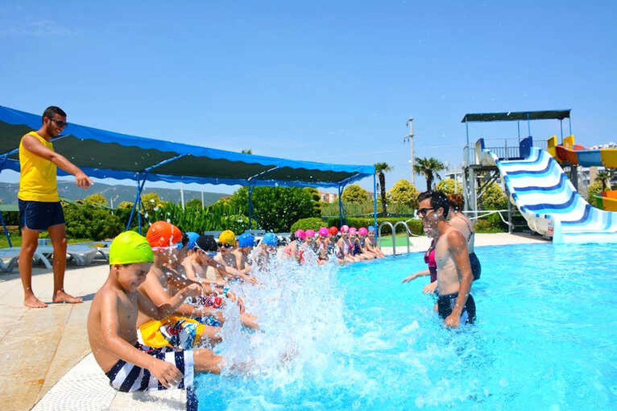 Minikler Yüzmeyi Aquapolis\'te Öğreniyor