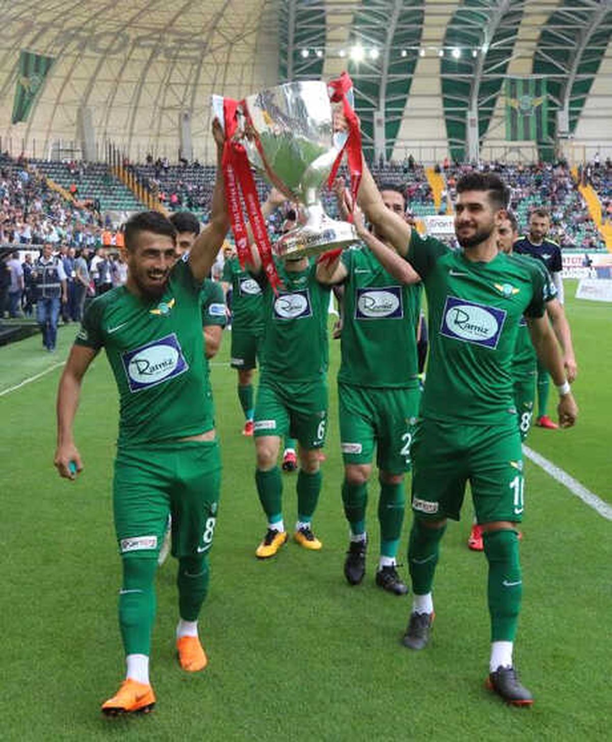 Muğdat Galatasaray\'a Soner Başekşehir\'e