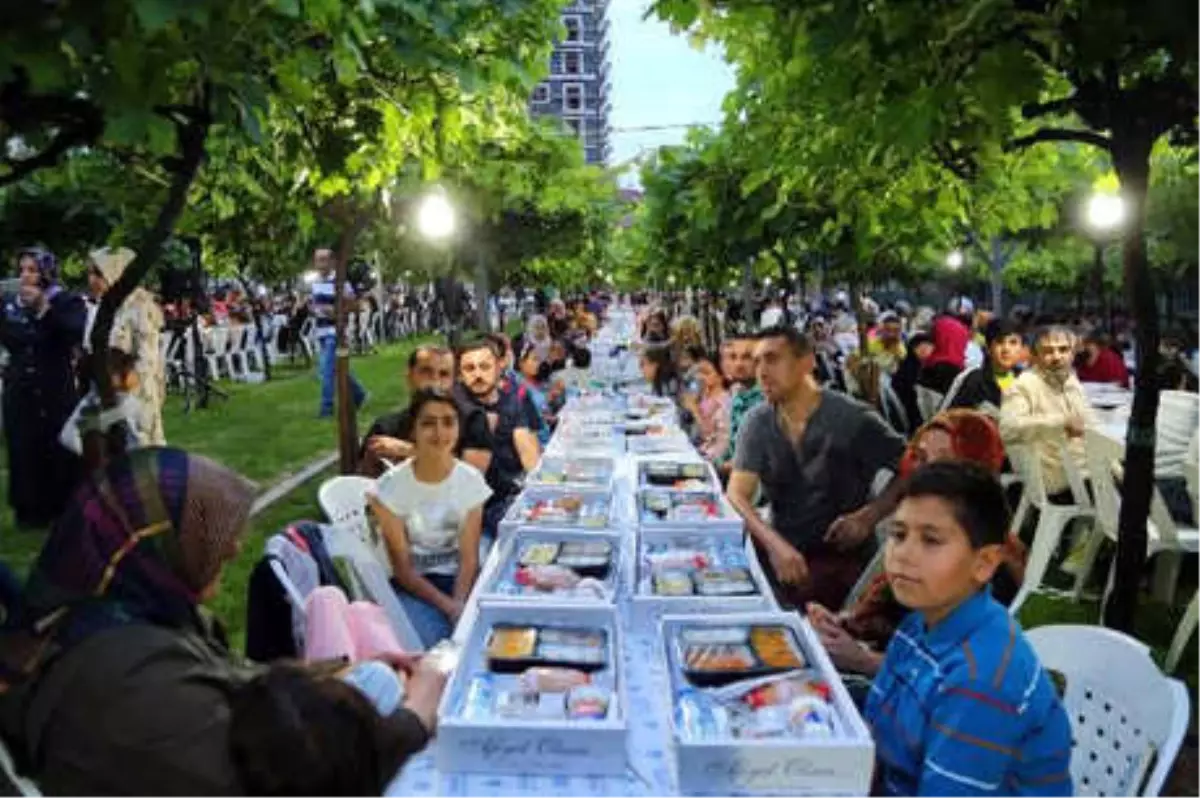 Nostalji Bahçeleri\'nde 3 Nesil Bir Arada İftar Yaptı