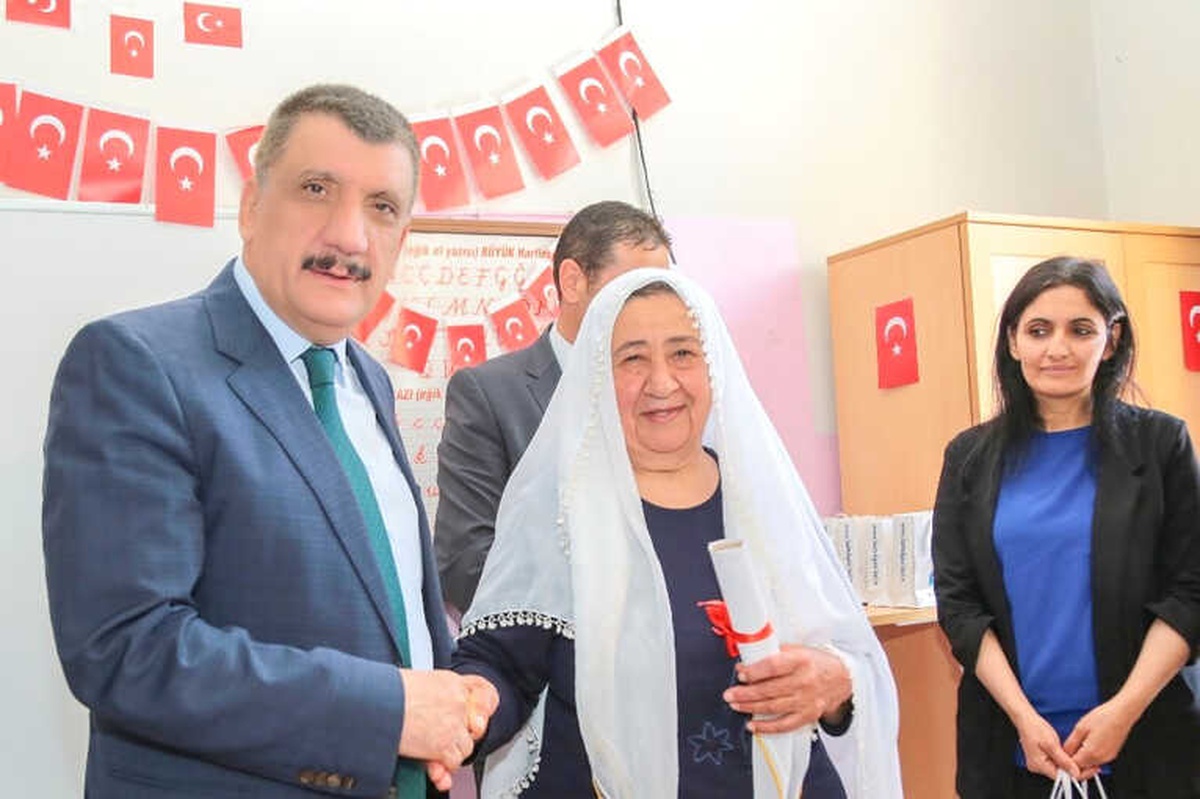 Okuma-yazma Öğrenen Kadınlara Belge Verildi