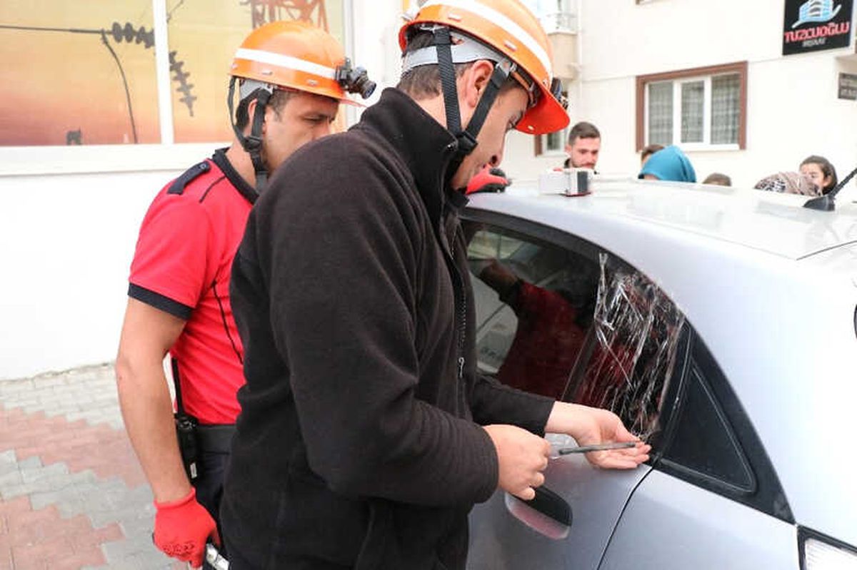 Otomobilde Mahsur Kalan Çocuğu İtfaiye Kurtardı
