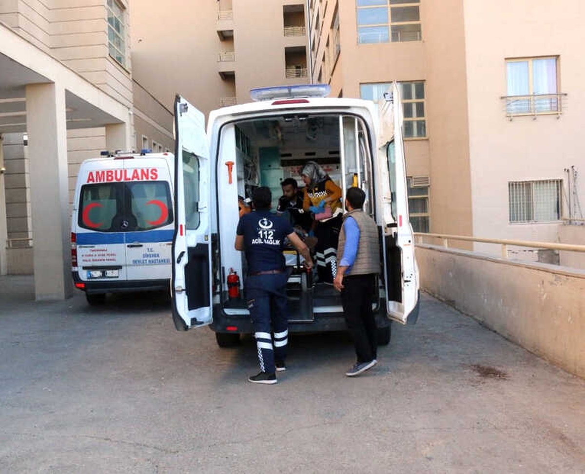 Otomobiller Kafa Kafaya Çarpıştı: 4 Yaralı
