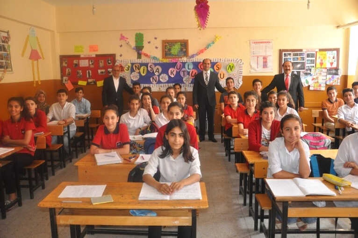 Silopi\'de Öğrencilere Ramazan Çocuk Dergisi Dağıtıldı
