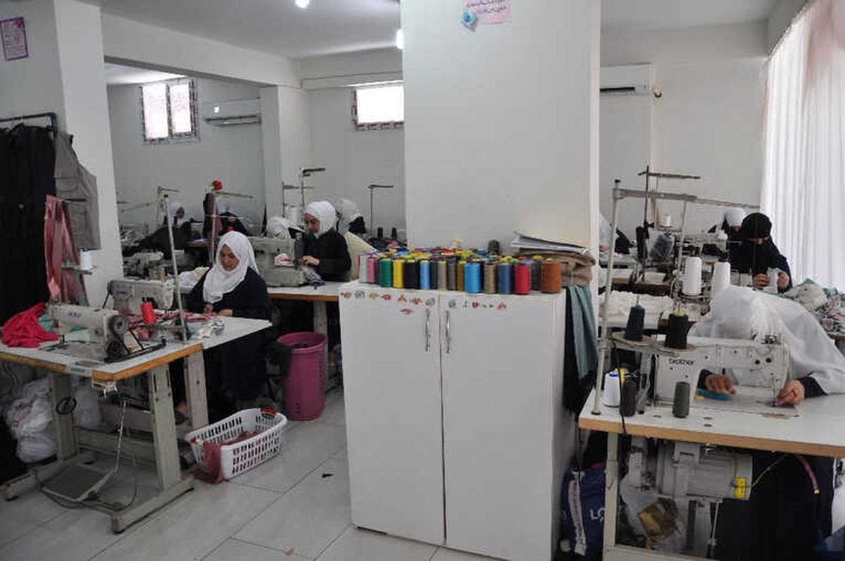 Suriyeli Yetim Anneleri Hem Meslek Öğreniyor Hem de Para Kazanıyor