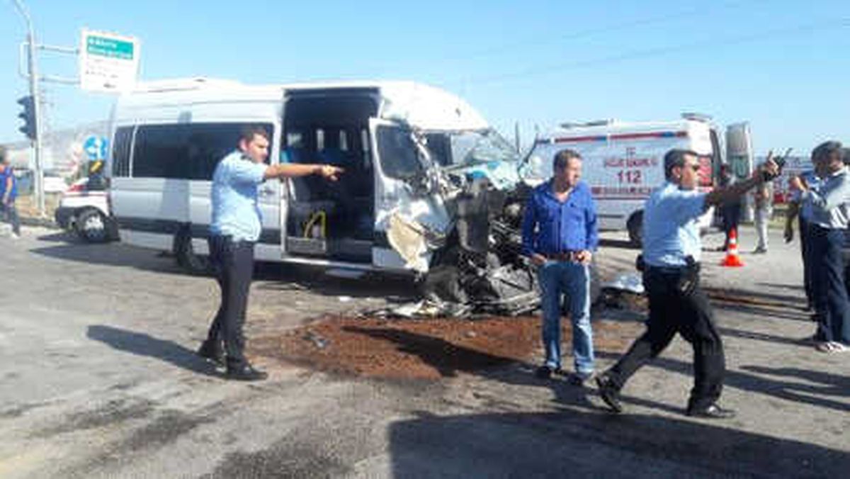 Tır\'la Minibüs Çarpıştı: 6 Yaralı