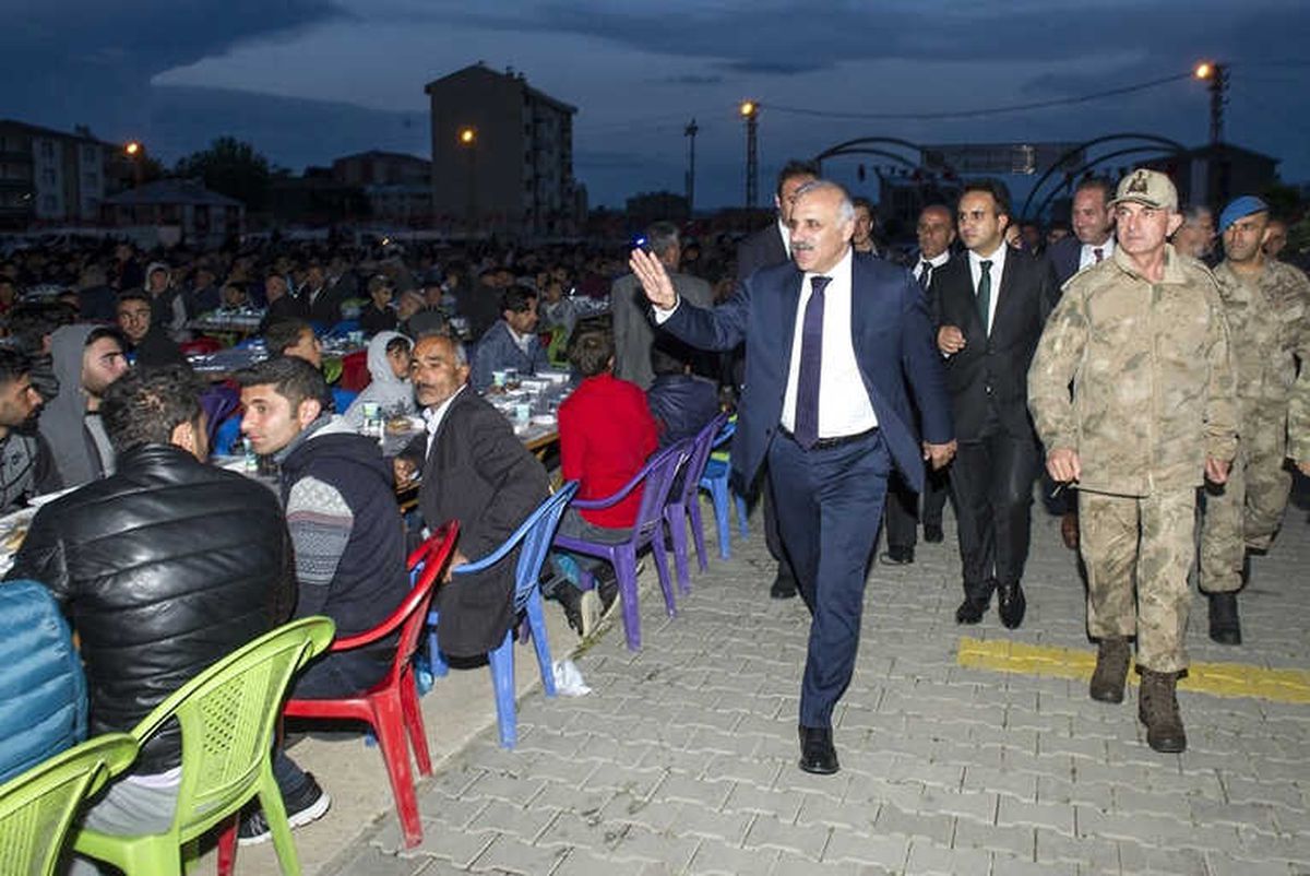 Vali Zorluoğlu, 5 Bin Çaldıranlı Vatandaş ile Kardeşlik Sofrasında İftar Açtı