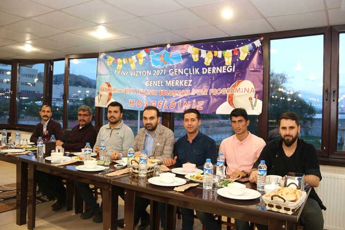 Yeni Vizyon 2071 Gençlik Derneği Yönetimi İftarda Buluştu