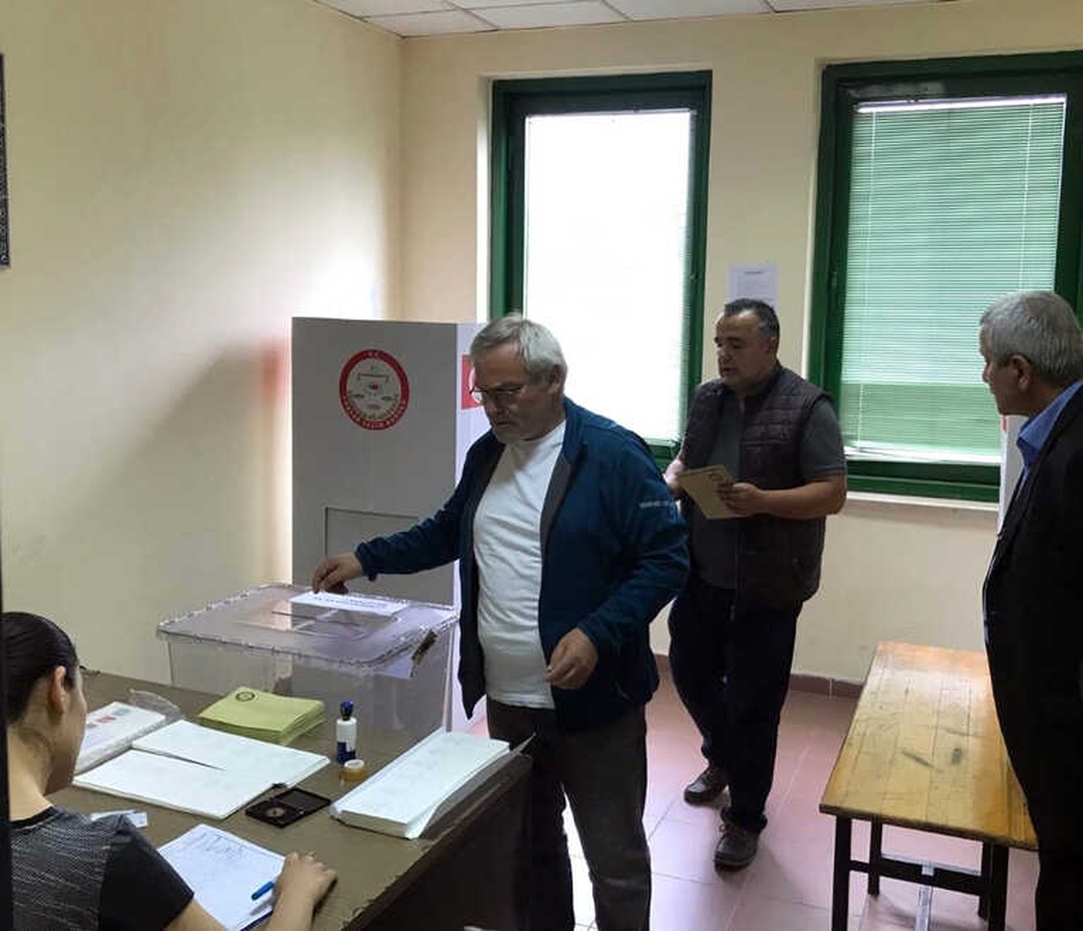 Zonguldak Havalimanı\'nda Oy Verme İşlemleri Başladı