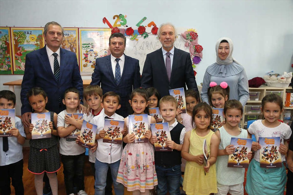 12 Bin Öğrenciye Karne Hediyesi Olarak Kitap Dağıtıldı