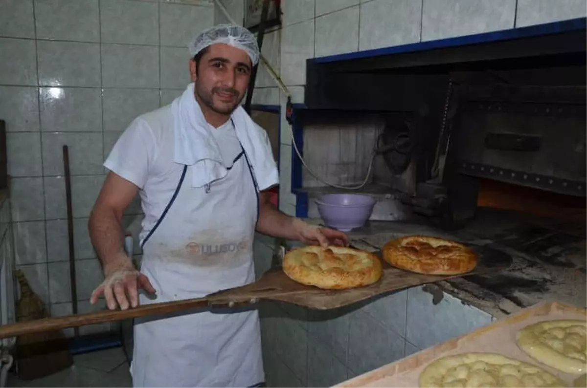 200 Derecede Çalışan Fırının Başında Oruç Tutuyorlar