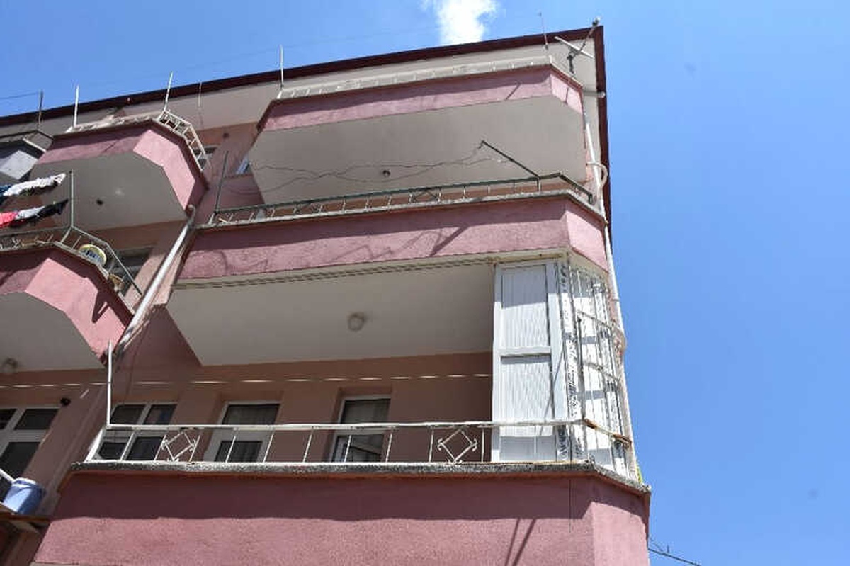 4. Kattan Düşen 4 Yaşındaki Çocuğu Çamaşır İpleri Kurtardı