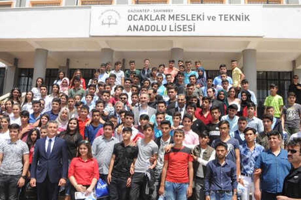 Adalet Bakanı Gül, Öğrencilere Karne Dağıttı