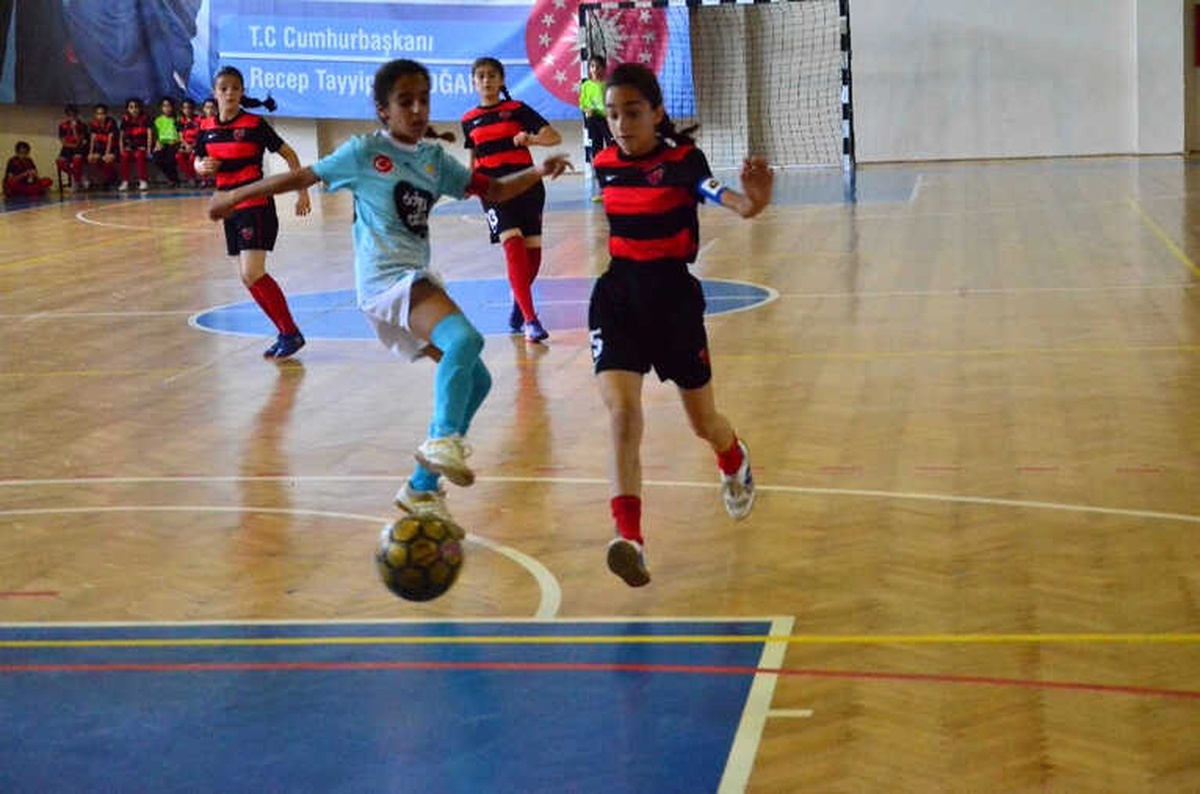 Adana\'da Okullararası Küçük Kızlar ve Erkekler Futsal Müsabakaları Tamamlandı