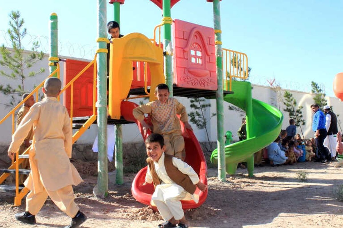 Afganistan\'da Yetimlere Oyun Parkı