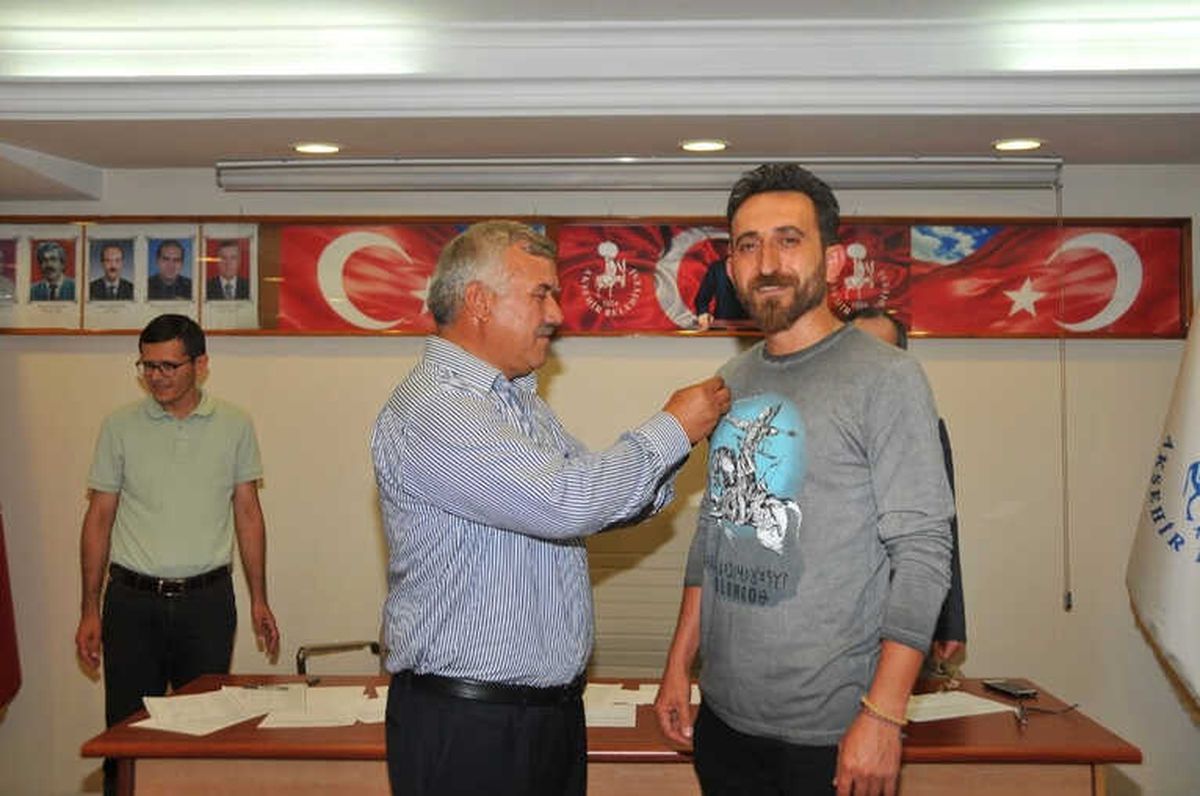 Akşehir Belediyesinden Dünya Şampiyonu Bacılı\'ya Ödül