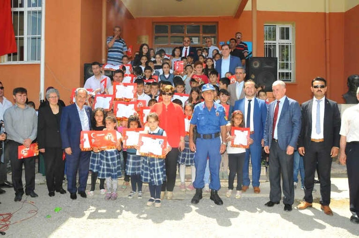 Akşehir\'de Öğrencilerin Karne Sevinci