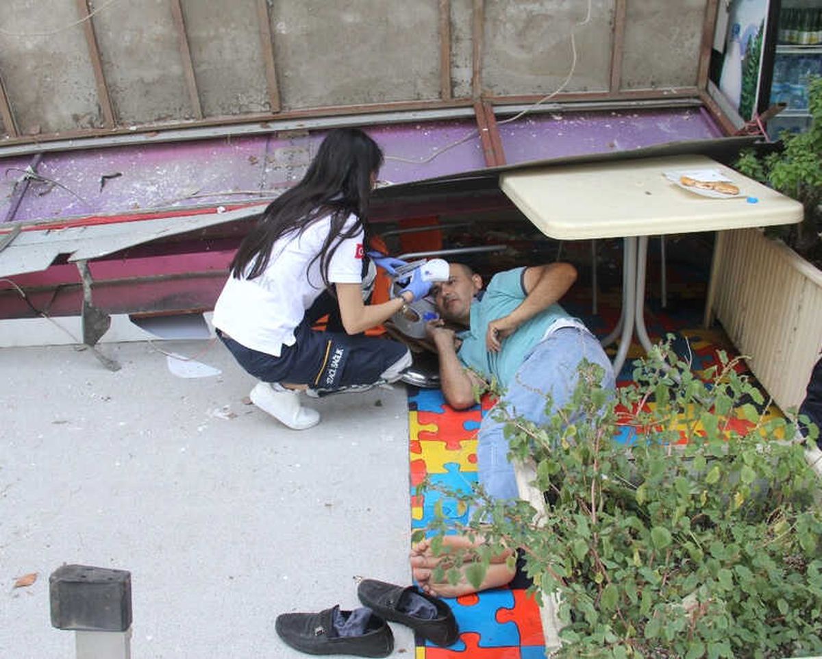 Asma Tavan Çöktü Klima Tamircisini Masa Kurtardı