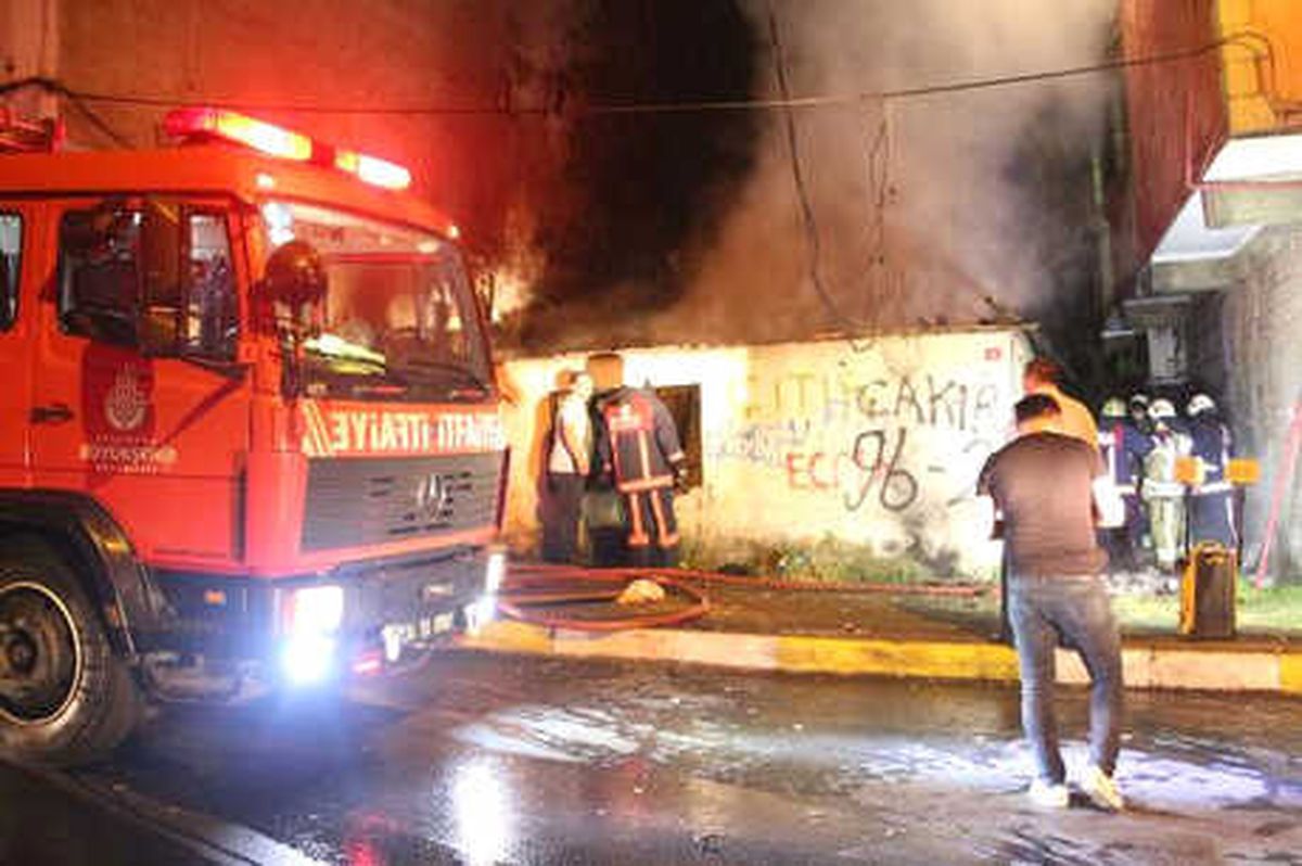 Ayazağa\'da Metruk Binada Yangın (2)