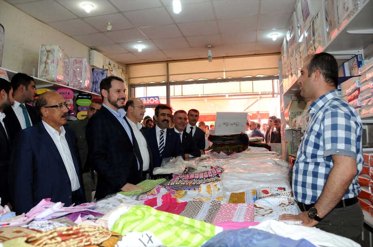 Bakan Albayrak, Esnaf Ziyaretinde Bulundu, Çocuklara Karne Hediyesi Verdi