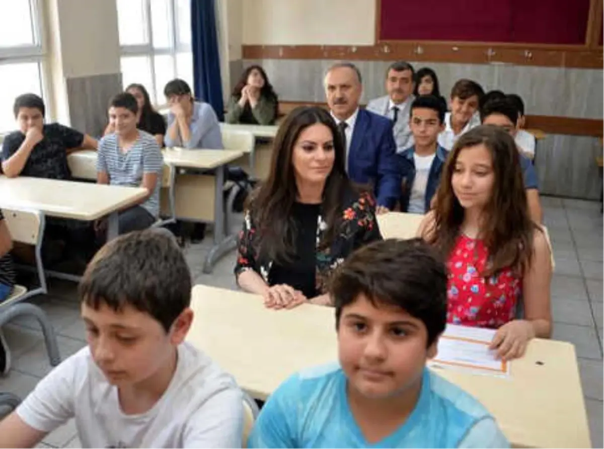 Bakan Sarıeroğlu, Mezun Olduğu Okulda Karne Dağıttı