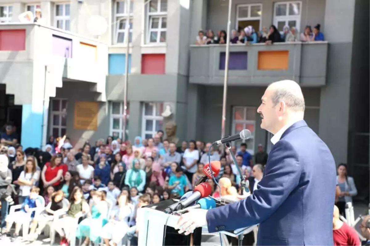 Bakan Süleyman Soylu, Okuduğu İlkokulda Öğrencilere Karne Dağıttı