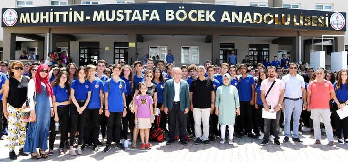 Başkan Böcek\'ten Öğrencilere Karne Hediyesi