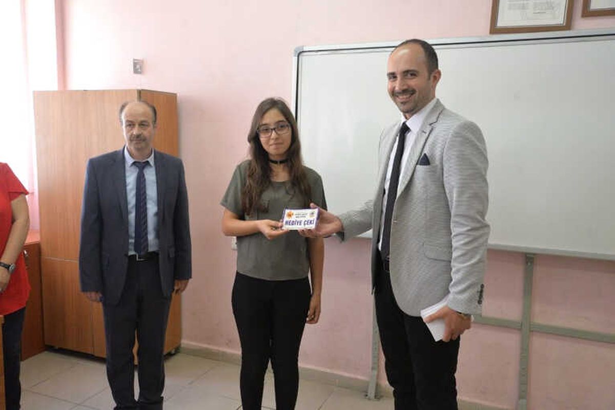 Başkan Can\'dan İlkokul ve Ortaokul Mezunlarına Karne Hediyesi