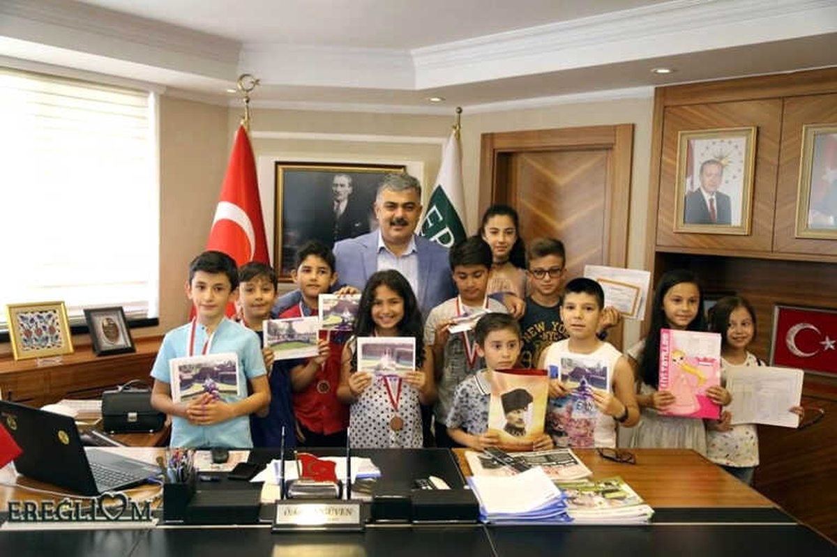 Başkan Özgüven, Öğrencilerin Karne Sevincine Ortak Oldu