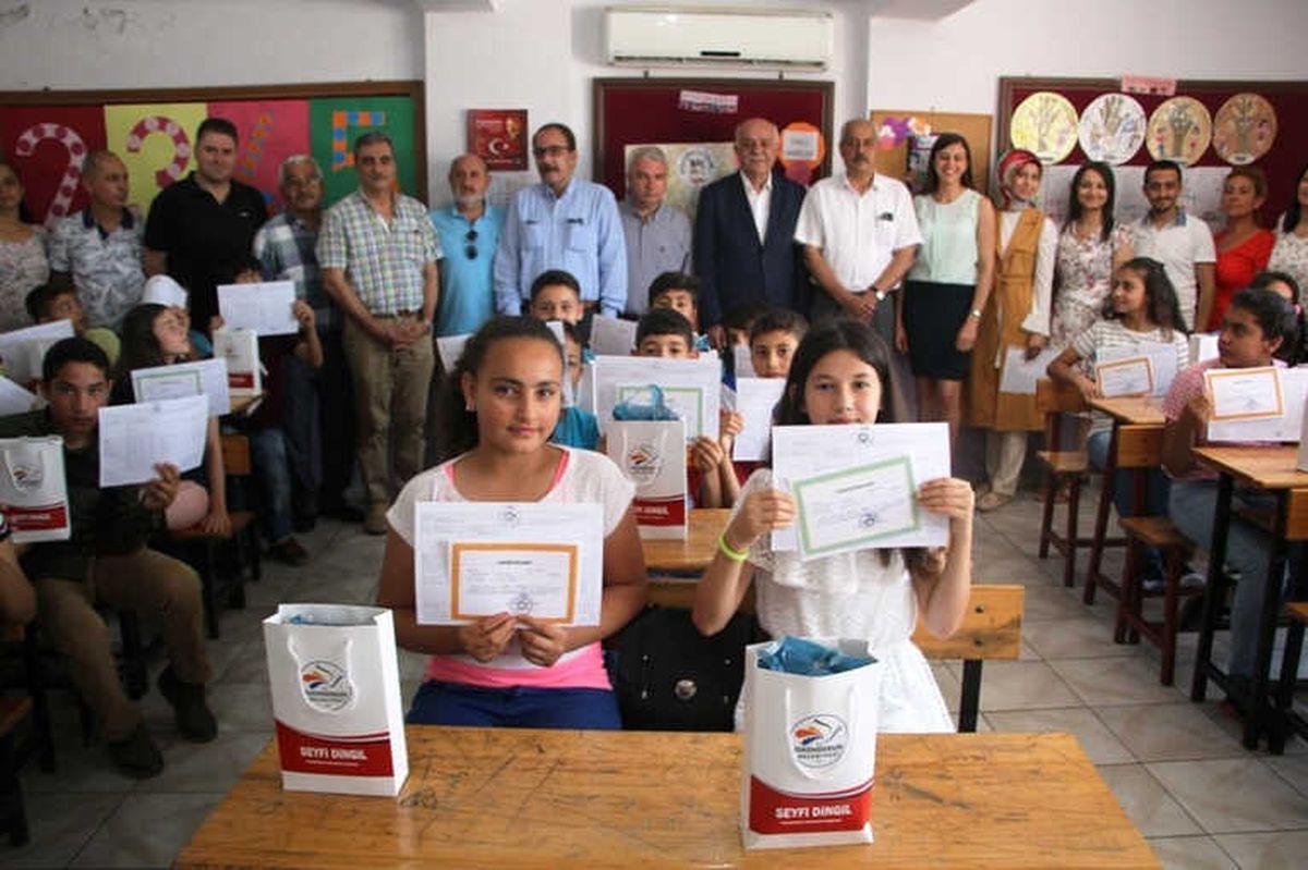 Başkan Seyfi Dingil\'den Öğrencilere Karne Hediyesi