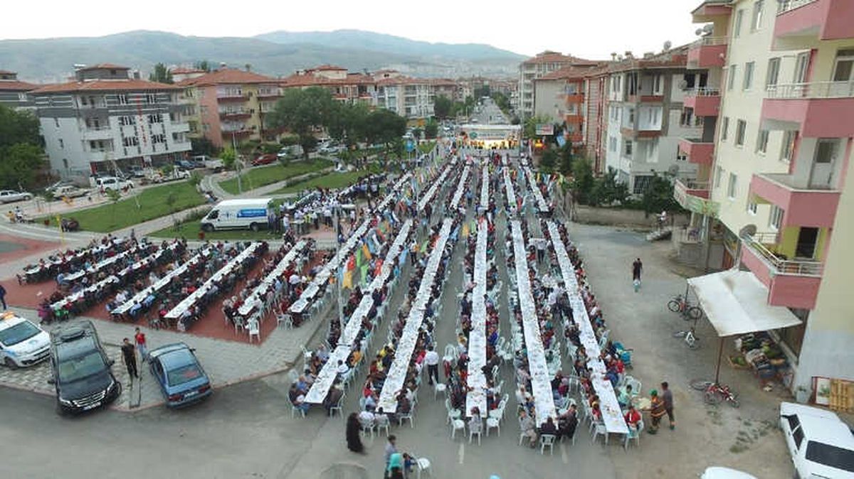 Binlerce Kişi Aynı Sofrada İftar Açtı
