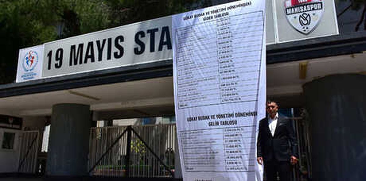 Borçların Yazılı Olduğu Pankartı Stat Kapısına Astırdı!
