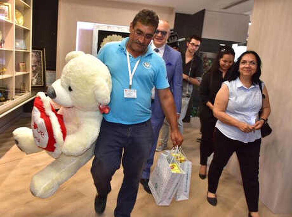 Çöpten Torunlarına Oyuncak Çıkaran İşçinin Yüzü Güldü