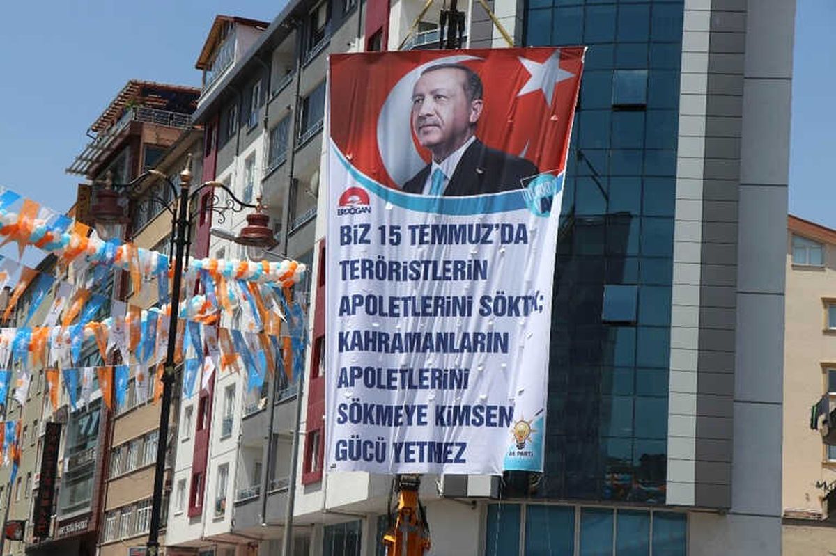 Cumhurbaşkanı Erdoğan\'a \'Apolet Pankartlı\' Karşılama