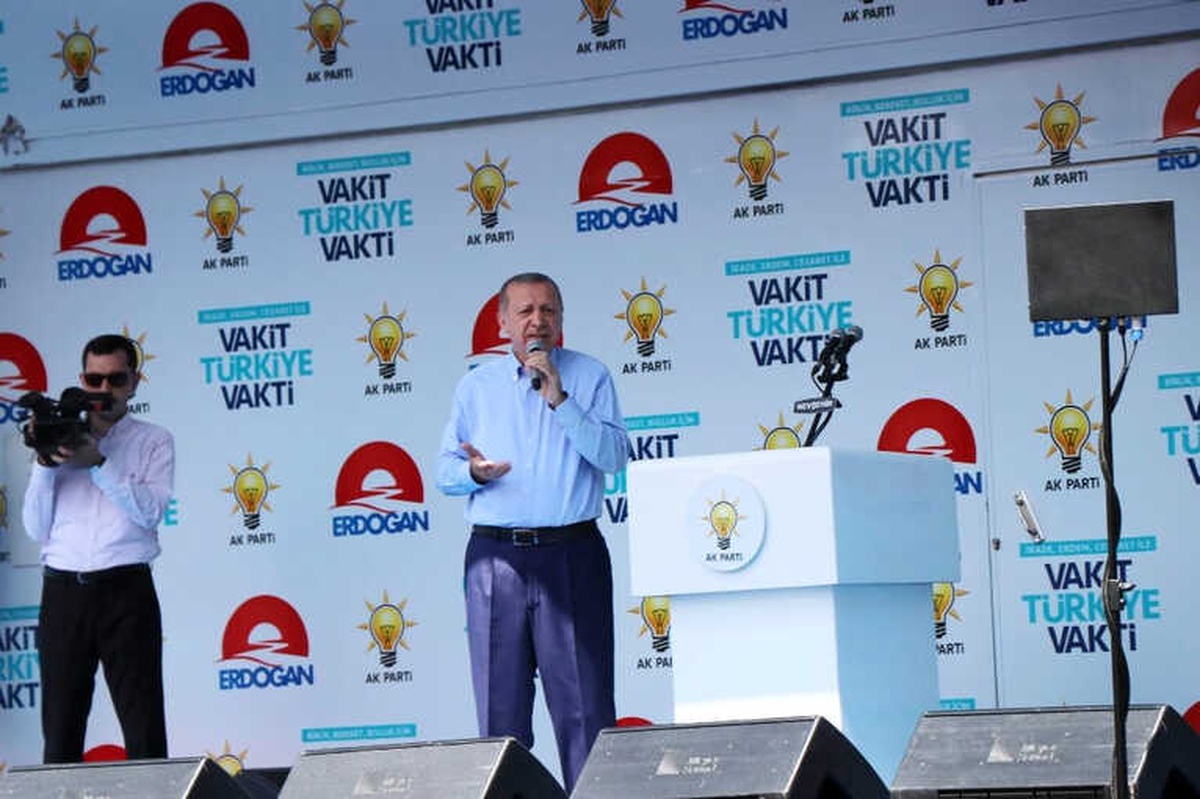 Cumhurbaşkanı Erdoğan: "O Apoletleri Sen Sökemezsin, O Apoleti Millet Taktı"