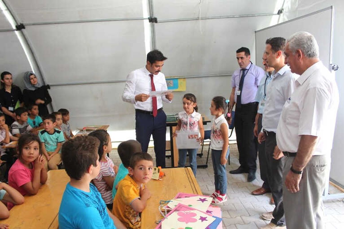 Depremzede Öğrenciler Karnelerini Kaymakamın Elinden Aldı