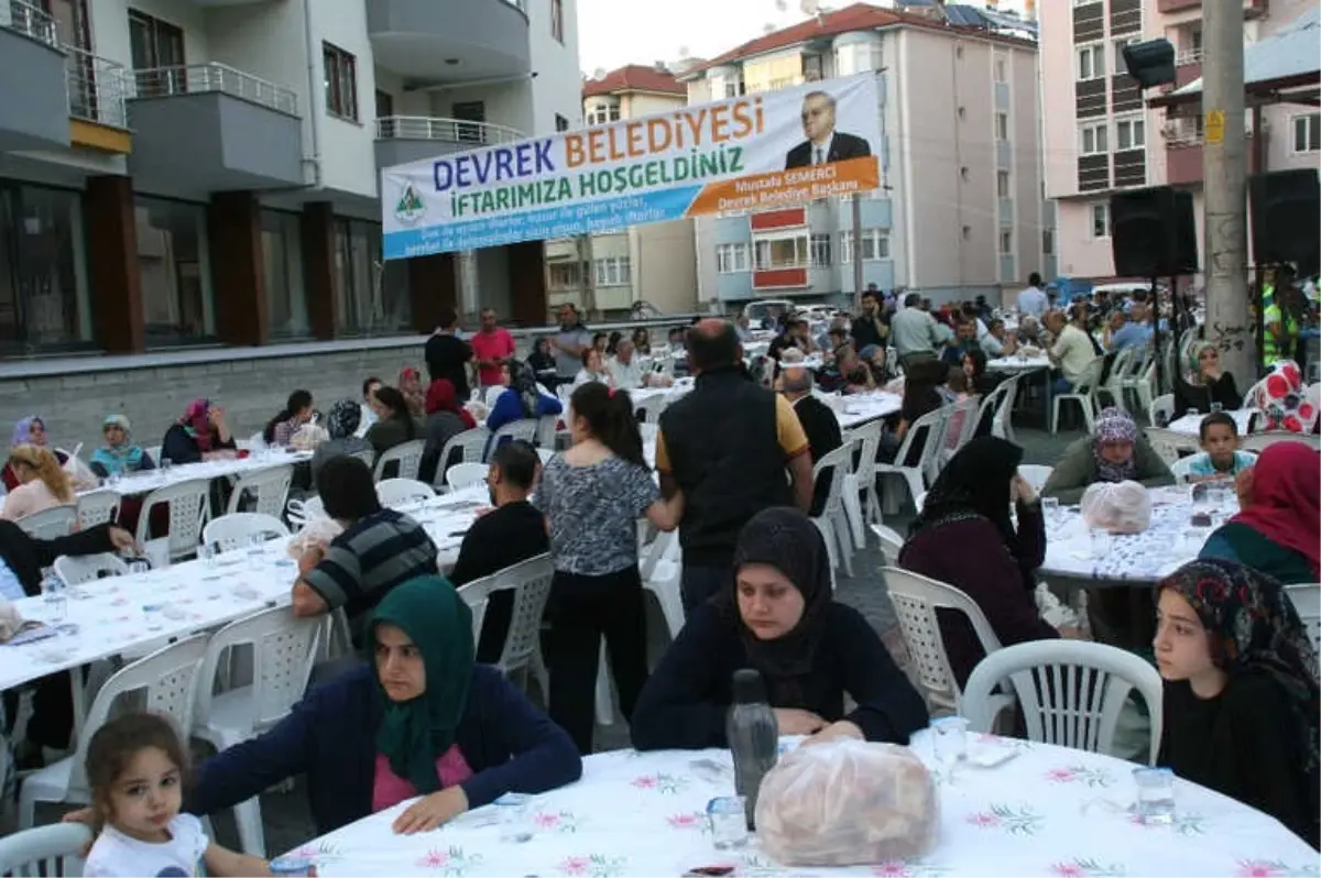 Devrek Belediyesi\'nin Sokak İftarında Yüzlerce Kişi Bir Araya Geldi.