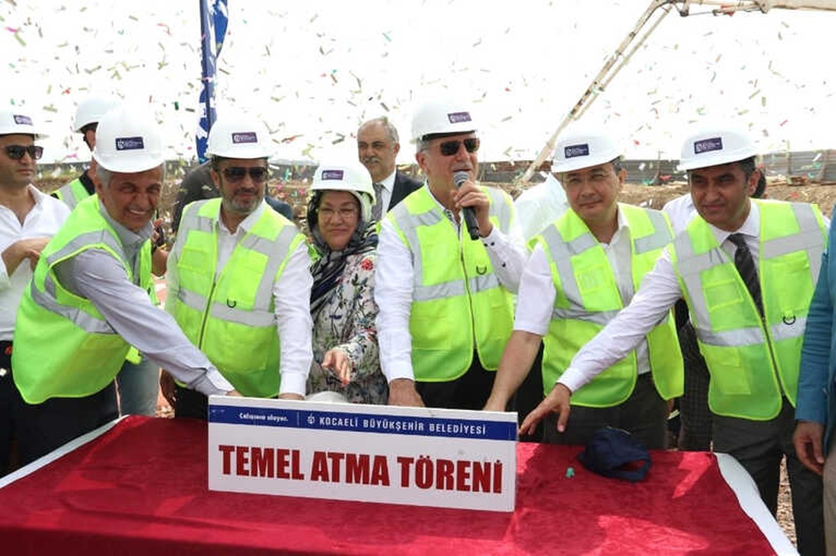 Dilovası Yarı Olimpik Yüzme Havuzu Temeli Atıldı