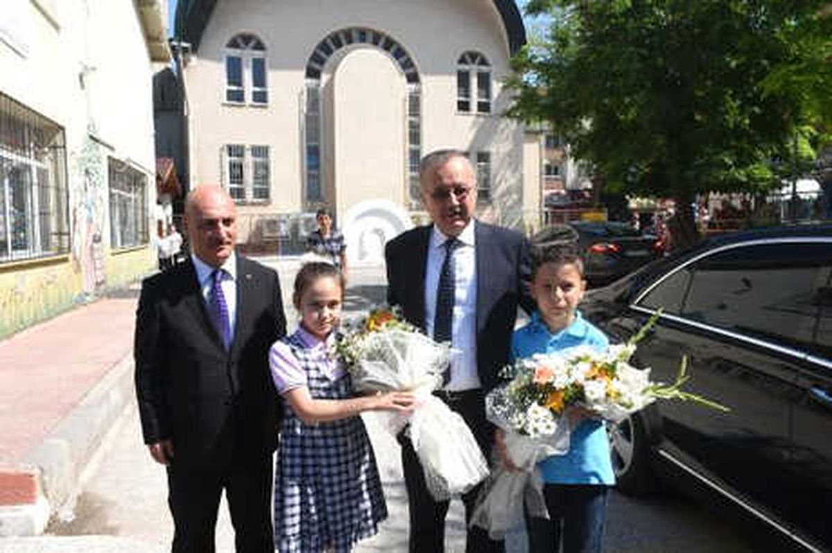 Edirne Valisi Özdemir, Öğrencilere Karne Dağıttı