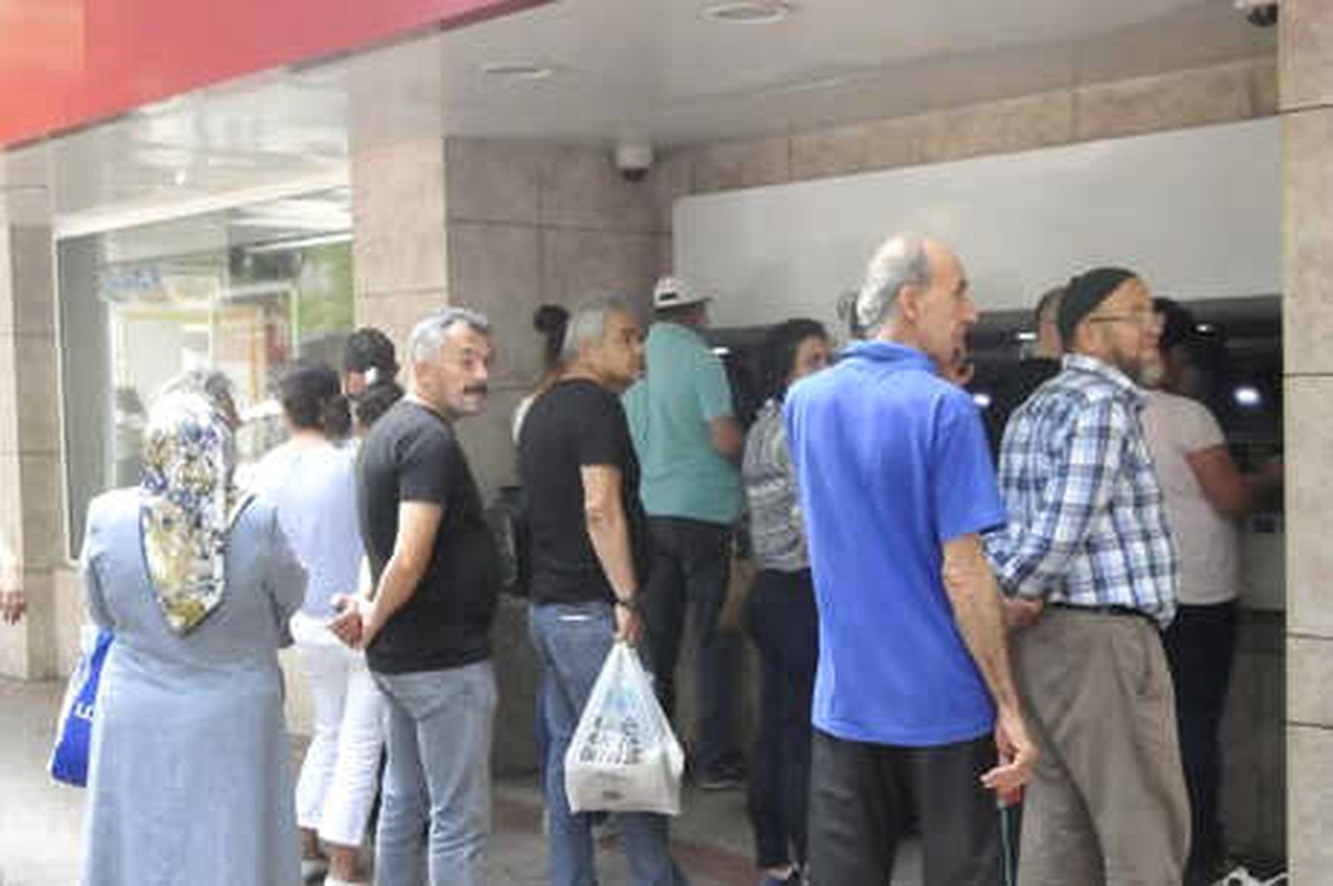 Emekliler Bayram İkramiyesi İçin Atm\'lere Koştu
