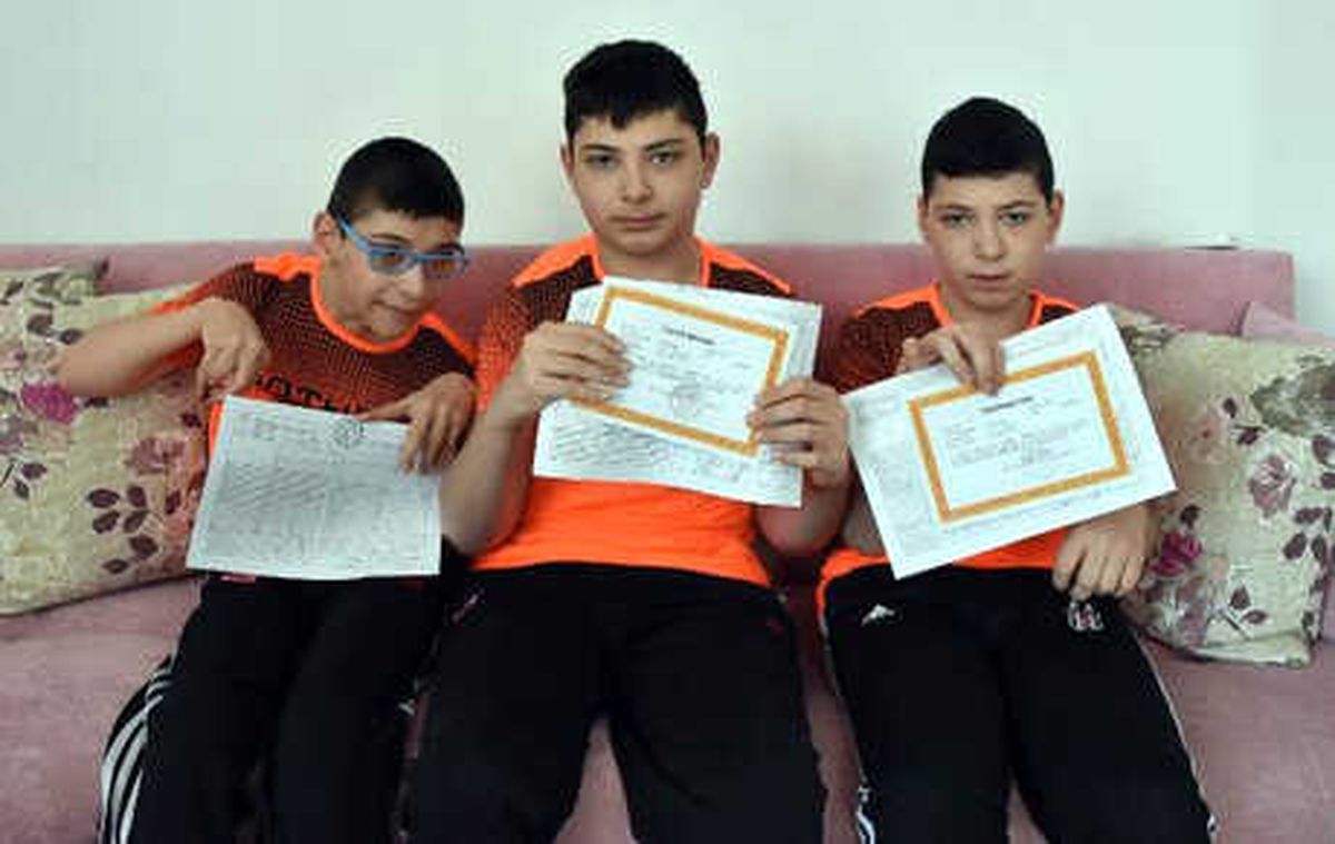 Evde Eğitim Gören Üçüzlerin Karne Sevinci