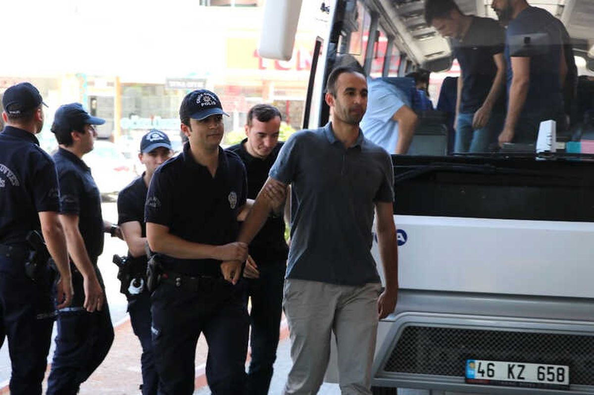 Fetö\'den Gözaltına Alınan Astsubaylar Adliyeye Sevk Edildi