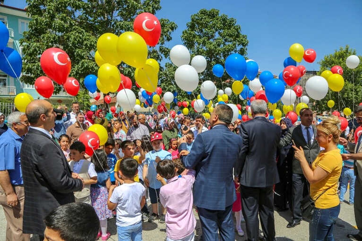 Gürkan, Öğrencilerin Karne Heyecanına Ortak Oldu