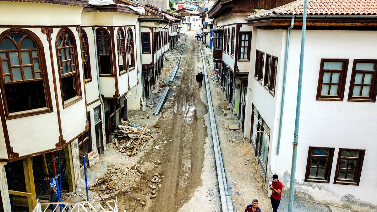 İlhan Şahintürk Caddesinde Yenileme Çalışmaları Başladı