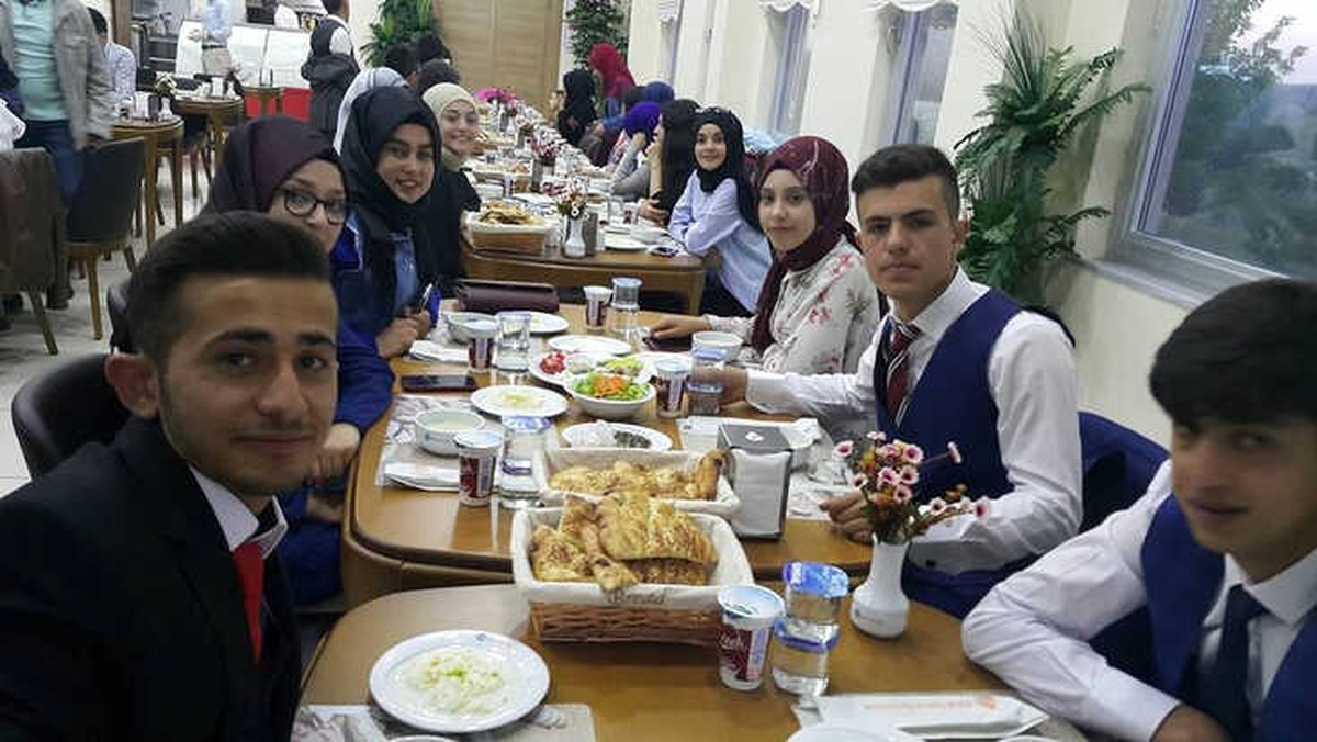 İmam Hatip Lisesi Öğrencileri, Mezuniyetlerini Aileleriyle İftarda Kutladı