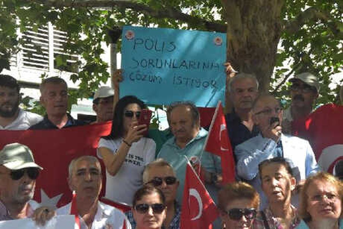 İzmir\'de Emekli Polislerden \'Ek Gösterge\' Eylemi