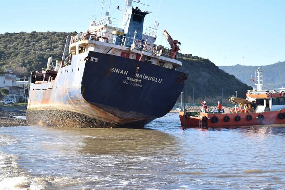İzmir\'de Karaya Oturan Yük Gemisi Kurtarıldı