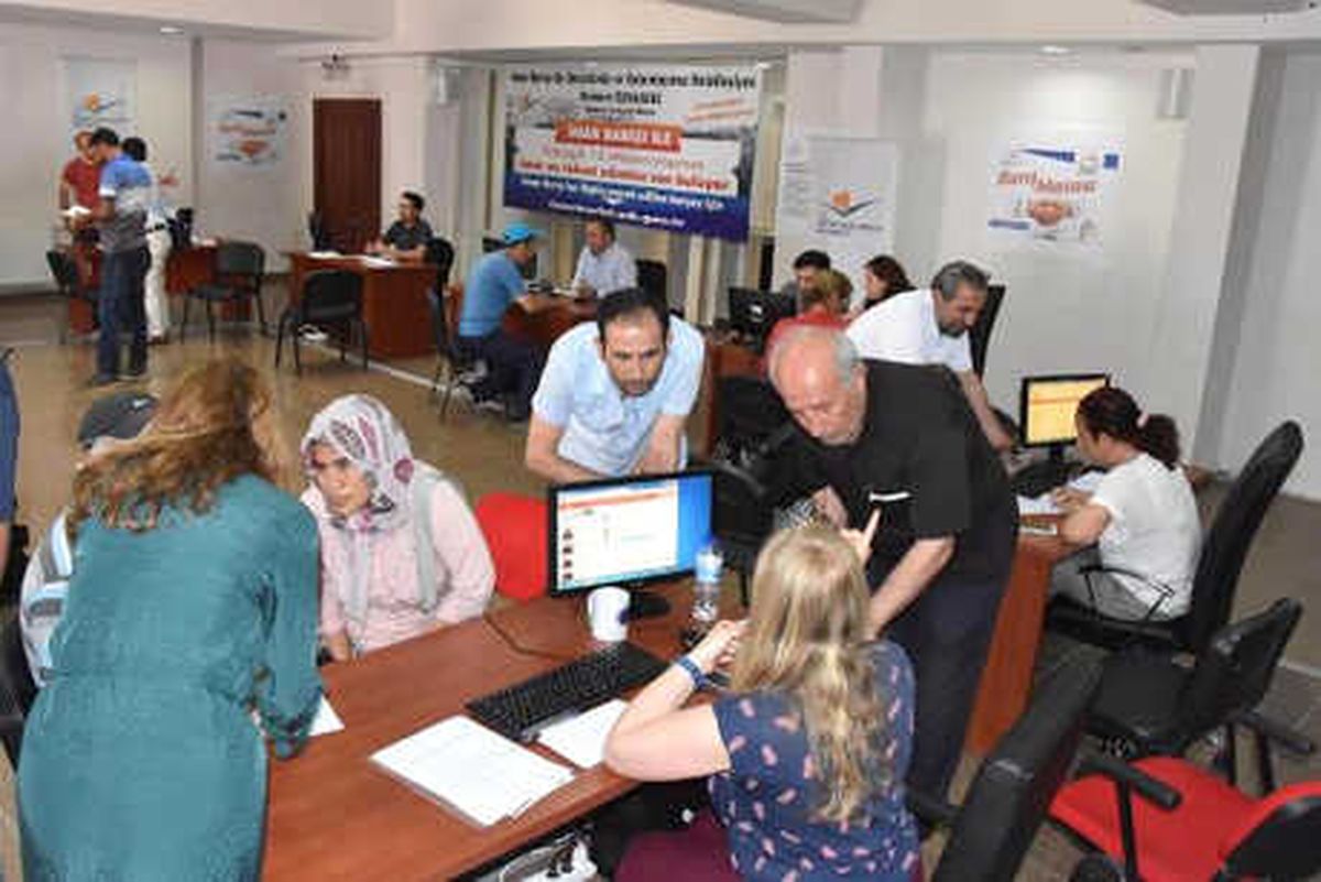 İzmir\'de Vatandaşlar, İmar Barışı İçin Müdürlüğe Koştu