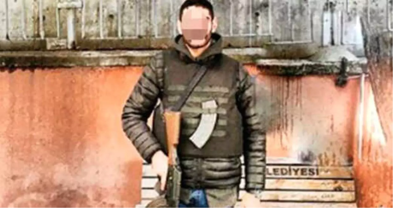 Karakolda Silahla Fotoğraf Çektiren Şahıs Polis Değil Vatandaş Çıktı