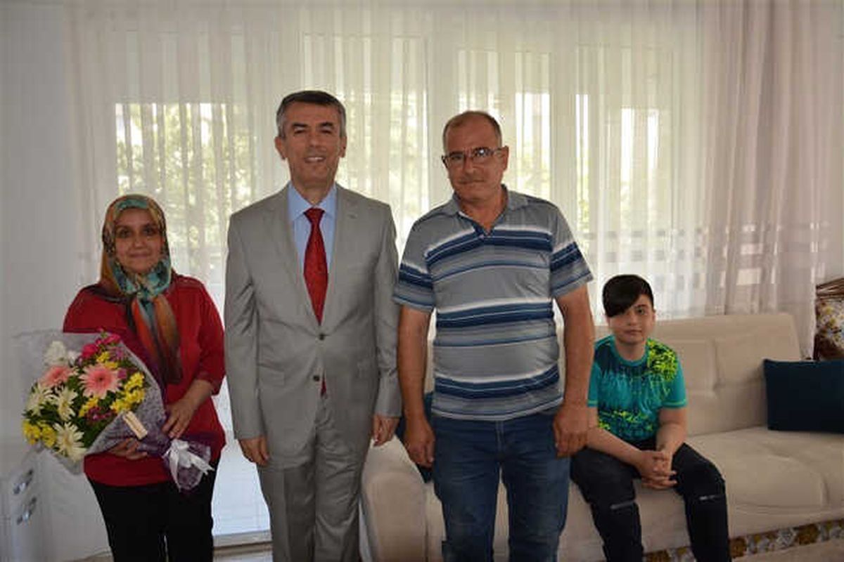 Karnesini Evde Aldı