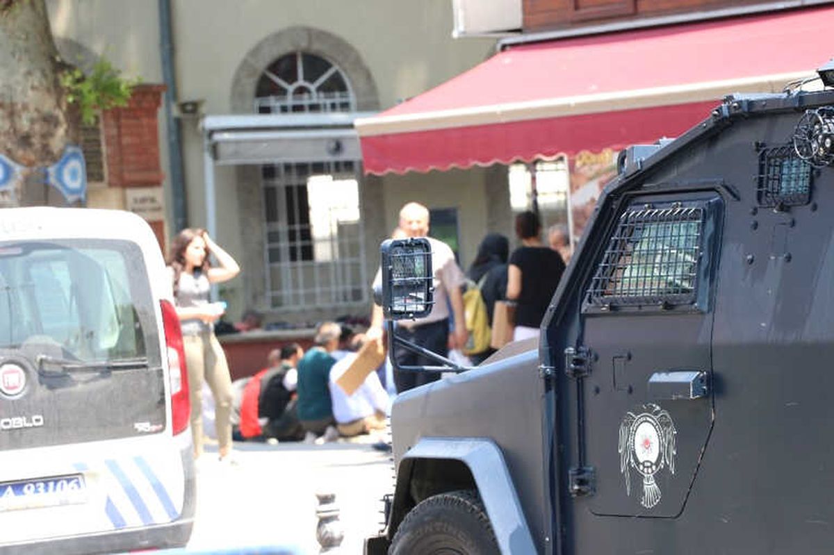 Kartal\'da Oturma Eylemi Yapan Gruba Polis Müdahalesi: 8 Gözaltı